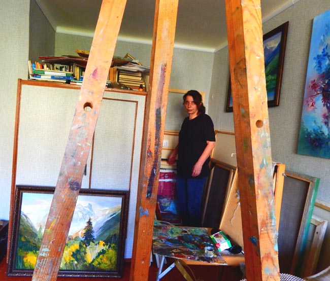 В мастерской художницы Аджиевой Валентины Борисовны